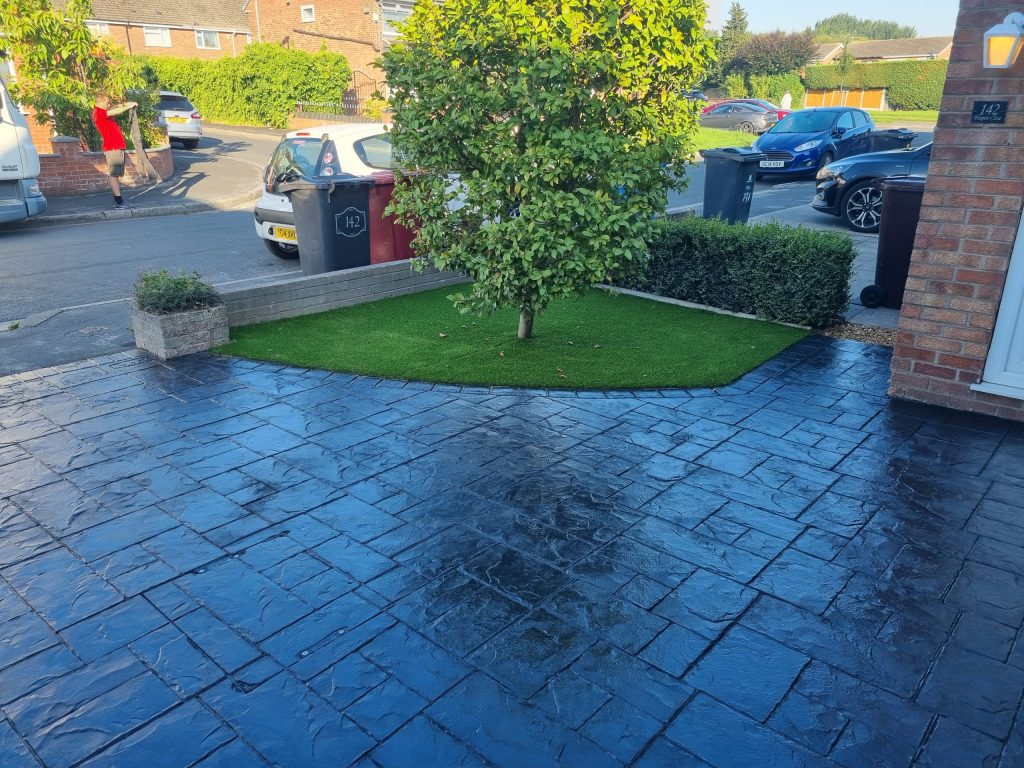 Patterned poured concrete driveway, custom fit